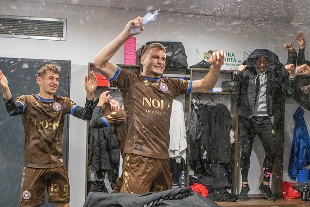 锡安以场均27分+61.1%命中率成为历史第一人，却因伤病缺席超半数比赛。当鹈鹕核心接连报销.